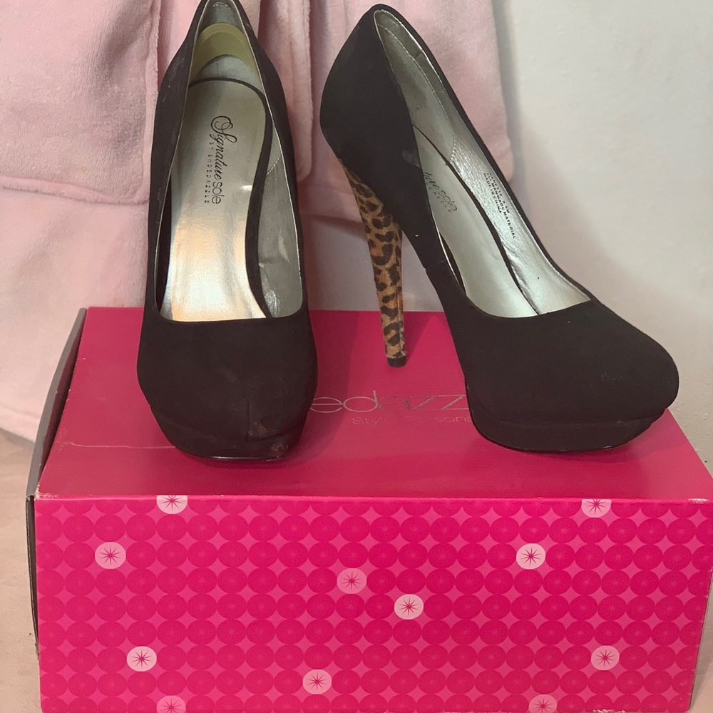 Size 9 beautiful Cheetah heel